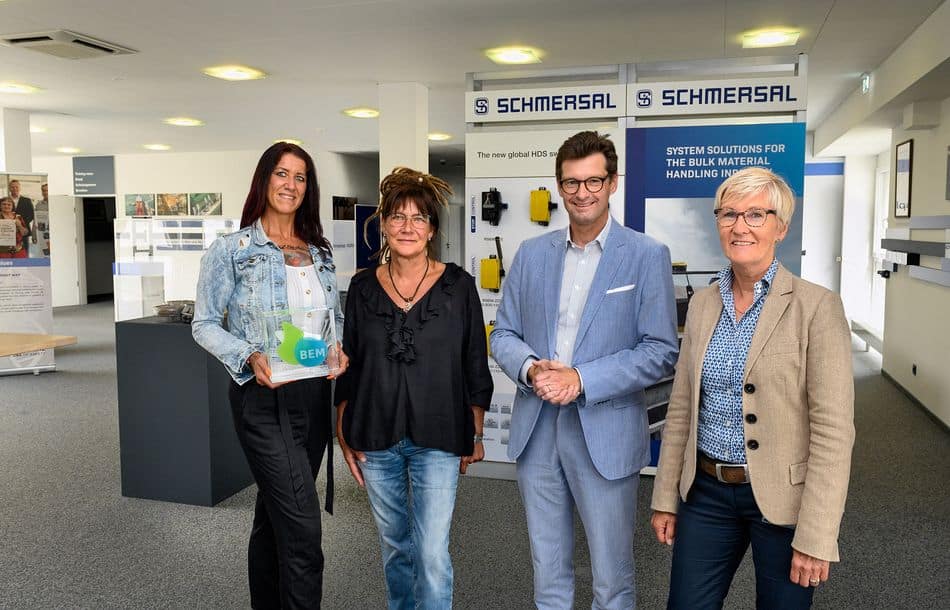 INA_KB_Schmersal_AuszeichnungVomLVR_2022_web_beitragsbild Der Landschaftsverband Rheinland (LVR) hat Schmersal mit einer Prämie in Höhe von 10.000 Euro für das vorbildliche Betriebliche Eingliederungsmanagement (BEM) für Beschäftigte mit längeren Arbeitsunfähigkeitszeiten ausgezeichnet.