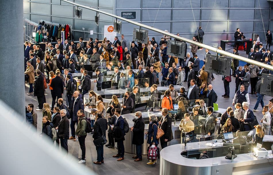 Arturo Rivas Praxisnah und zukunftsweisend: Die 32. Ausgabe der Fachmesse SPS bietet auch dieses Jahr ein umfassendes Programm rund um digitale und smarte Automatisierungstechnik. Vom 14.-16. November 2023 können Besucher in Nürnberg insgesamt 1.300 Aussteller auf 16 Messehallen entdecken. Im Fokus stehen ein umfangreiches Programm und Wachstum.